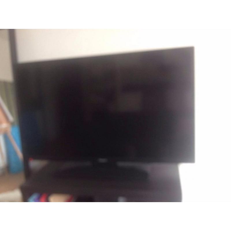 Panasonic TX-40C300B 1080p Full HD LED 40 Inch TV with Freeview HD (2015 Model)