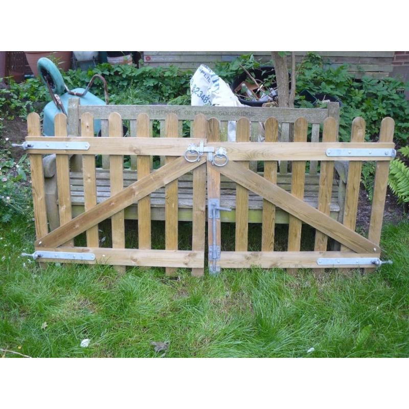 Pair of Jacksons Gates. 0.95cm High. 1m Wide. Complete with all fixings, bolt, latch set etc