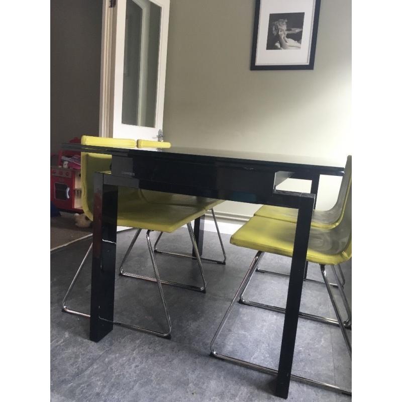 Beautiful black glass dining table 4/6/8 seater table, extendable comes with 4 leather chairs