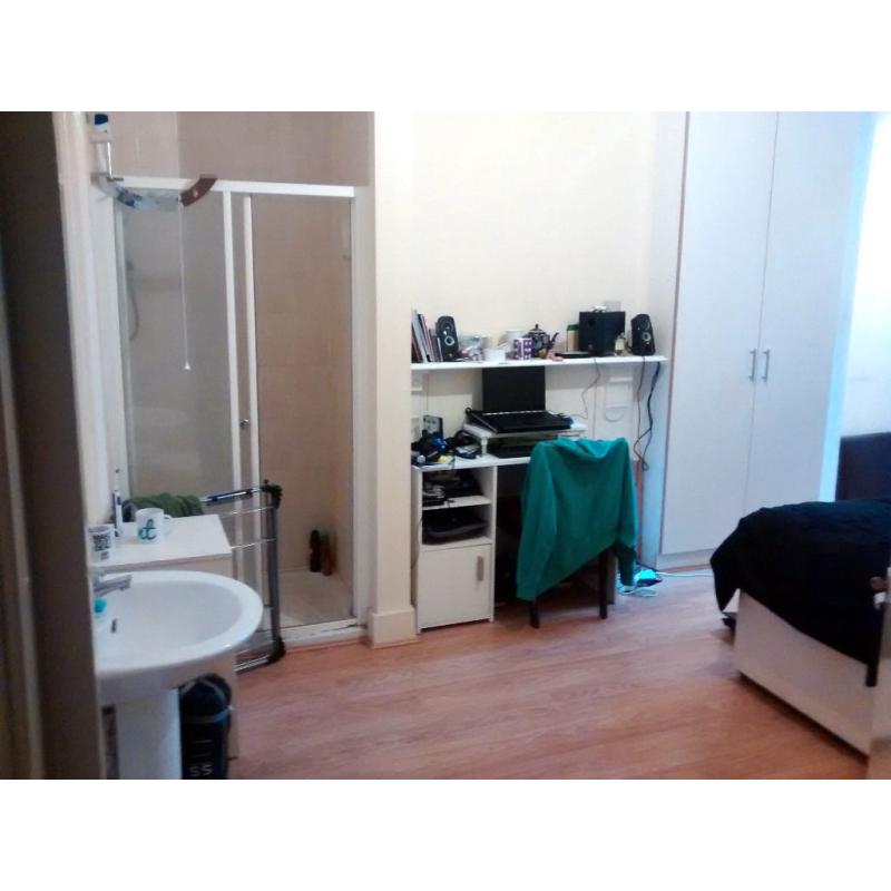 Massive double room. Zone 2 Manor House station