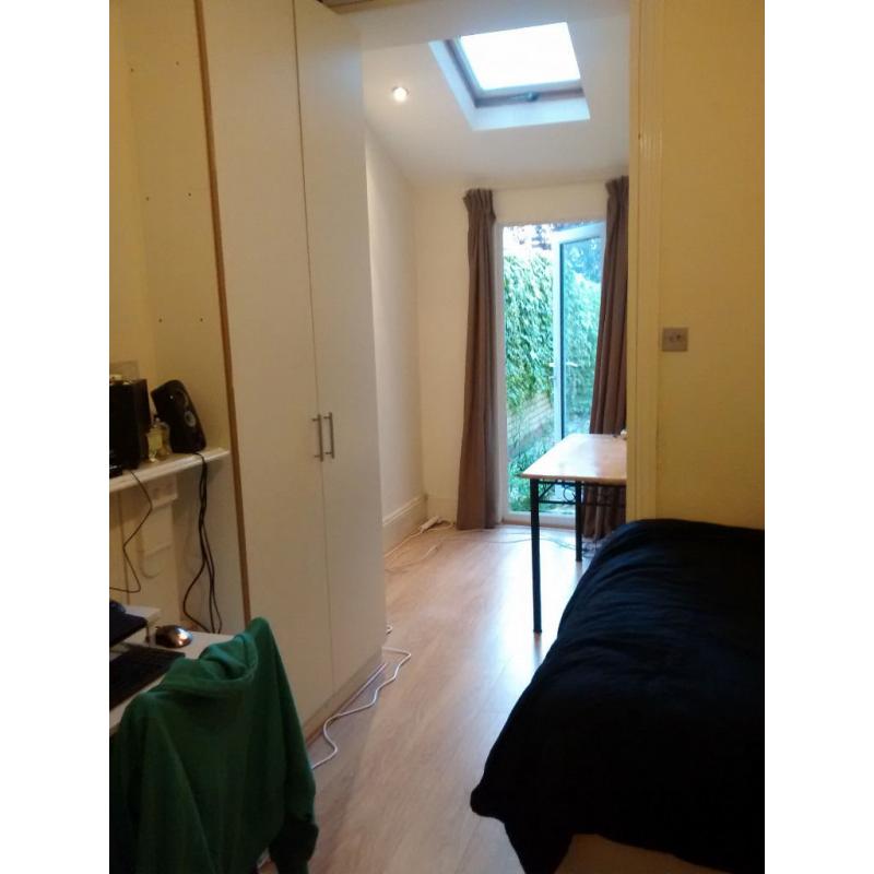 Massive double room. Zone 2 Manor House station