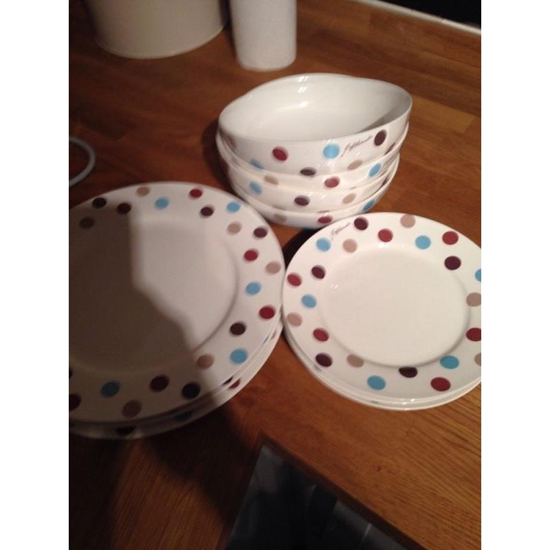 Spotty dinner set