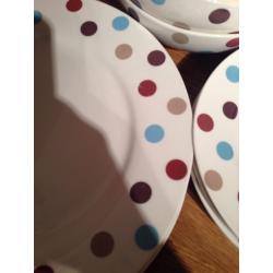 Spotty dinner set