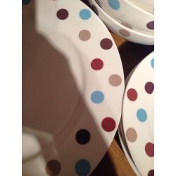 Spotty dinner set