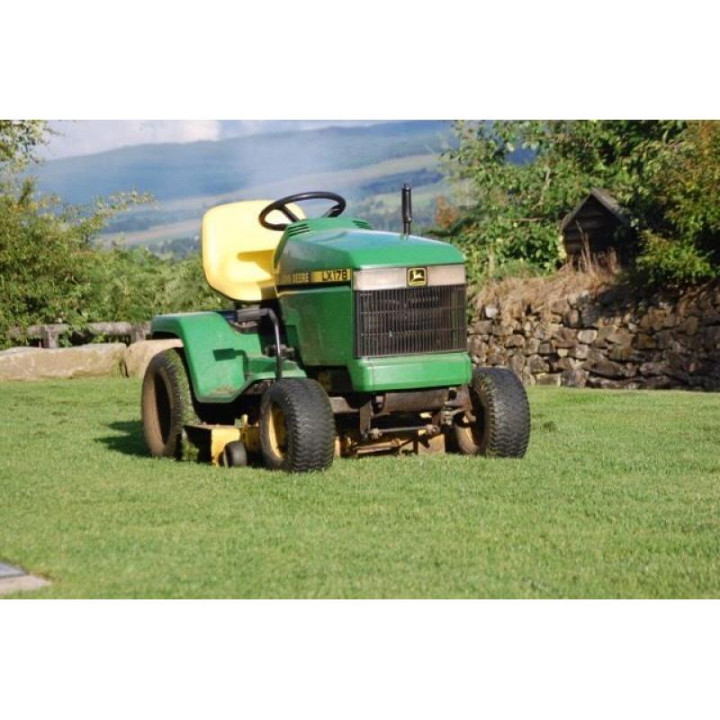 John Deere LX178 Lawn Tractor