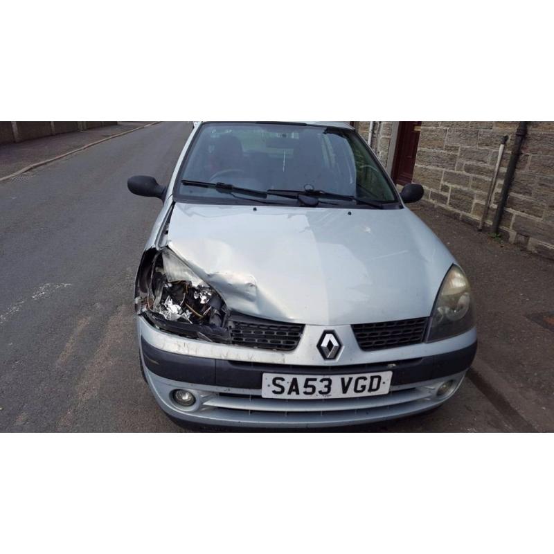 Spares or Repairs - Renault Clio with damage to front.