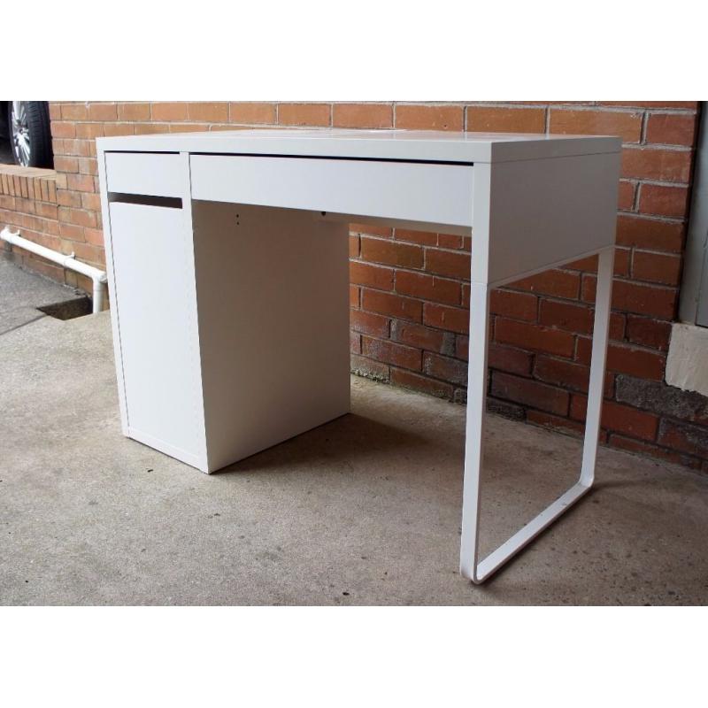 White IKEA Children's desk in very good condition