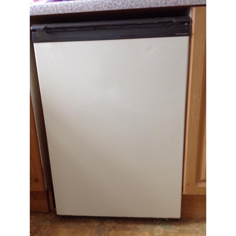 Small Fridge to fit under the kitchen top. Good working condition