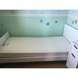 White wooden bedset