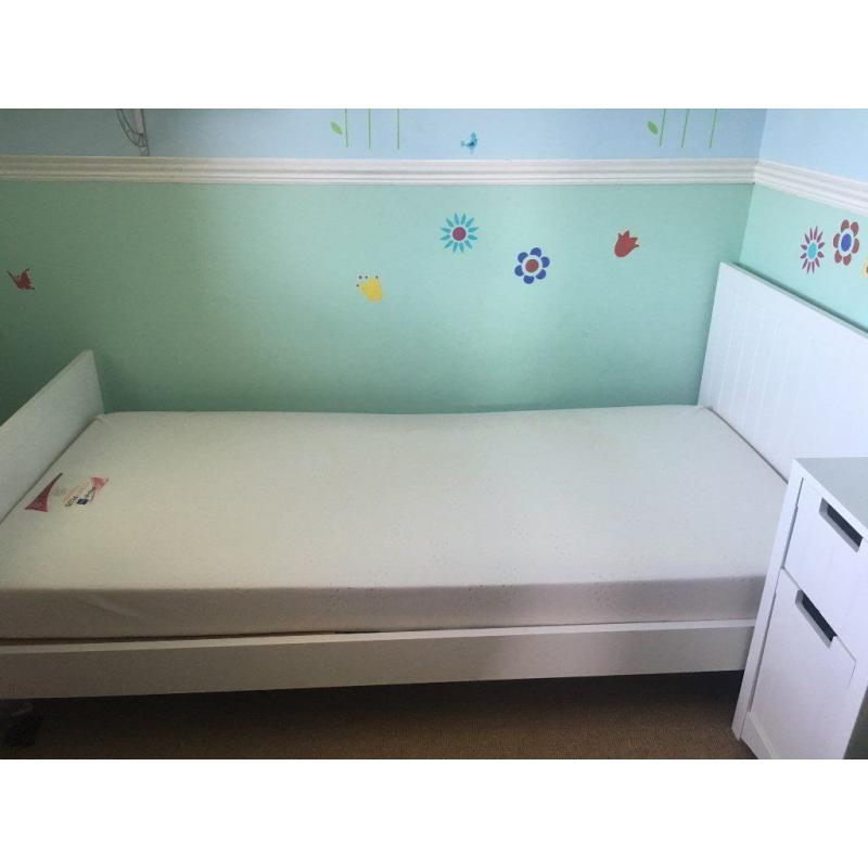 White wooden bedset