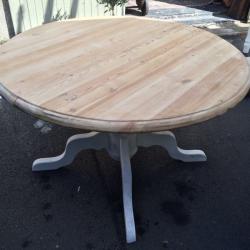 Lovely round extending farmhouse dining table