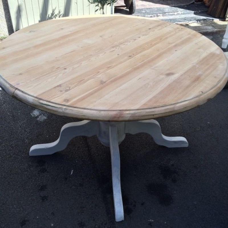 Lovely round extending farmhouse dining table