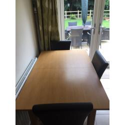 Extendable dining table with 4 chairs