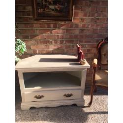 TV TABLE LOVELY FREE DELIVERY SOLID WOOD