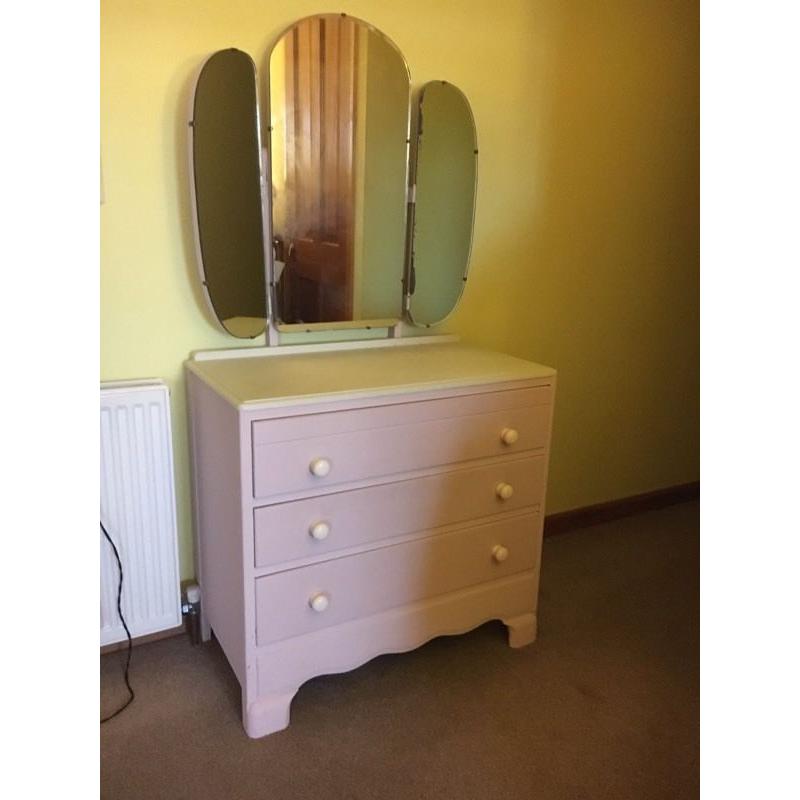 Cute vintage chest of drawers