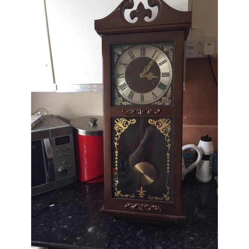 2x wall clocks with keys