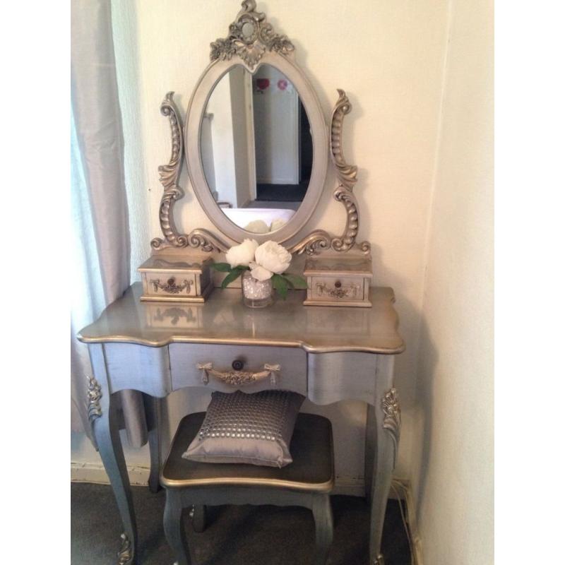 Vintage style dressing table with chair