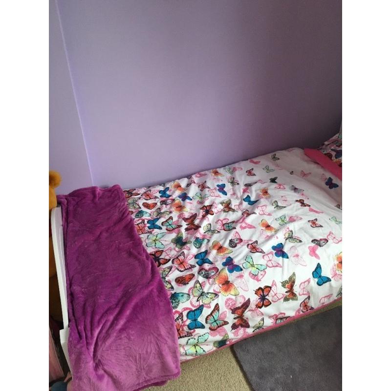 Single white wooden bed incl. mattress