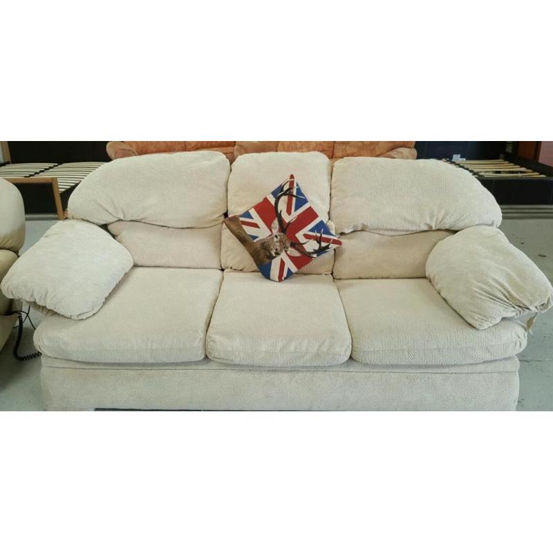 Lovely cream 3 seater settee in vgc and very comfortable can deliver locally