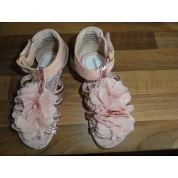 Girls pink sandles size 8 from George. Rarely worn.