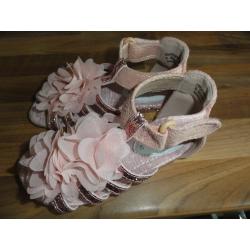 Girls pink sandles size 8 from George. Rarely worn.