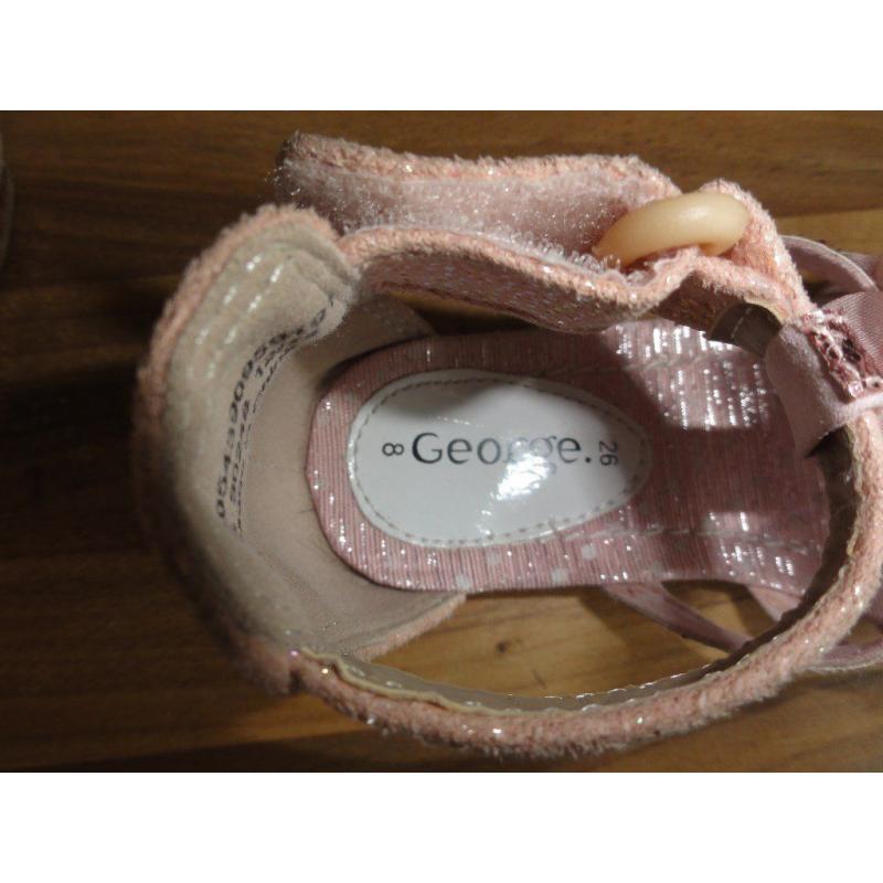 Girls pink sandles size 8 from George. Rarely worn.