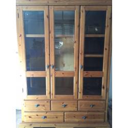 BEAUTIFUL SOLID TRIPLE WARDROBE + TALL CHEST OF DRAWERS +2 X BEDSIDE TABLES