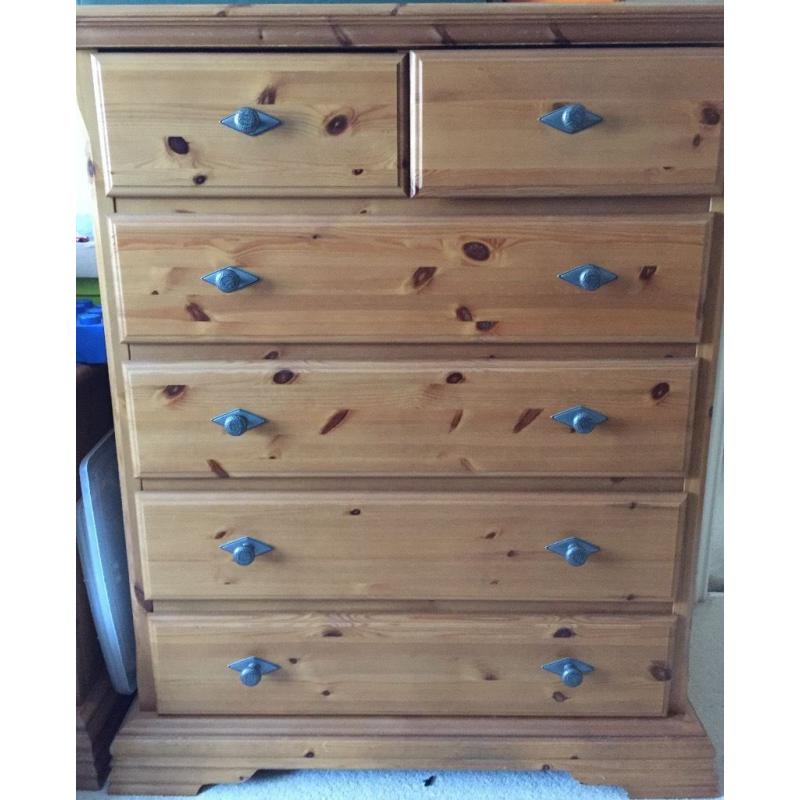 BEAUTIFUL SOLID TRIPLE WARDROBE + TALL CHEST OF DRAWERS +2 X BEDSIDE TABLES