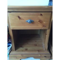 BEAUTIFUL SOLID TRIPLE WARDROBE + TALL CHEST OF DRAWERS +2 X BEDSIDE TABLES