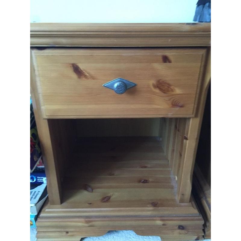 BEAUTIFUL SOLID TRIPLE WARDROBE + TALL CHEST OF DRAWERS +2 X BEDSIDE TABLES