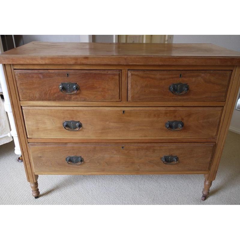 Charming chest of drawers with vanity mirror