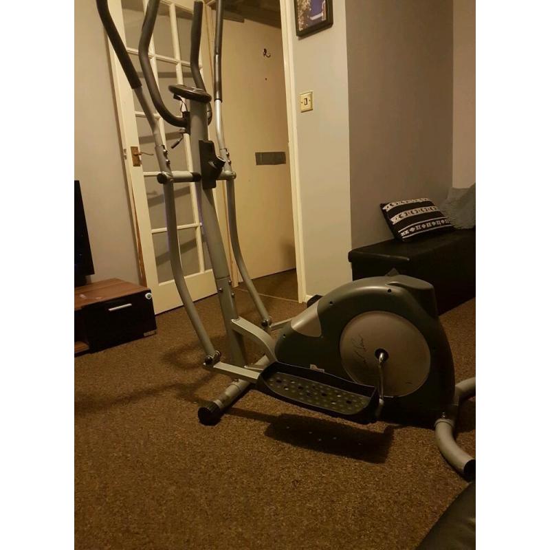 Cross trainer exercise machine