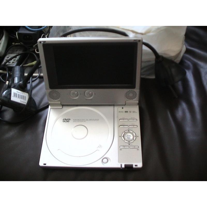 BIG TECHNO BUNDLE IDEAL FOR BOOT SALERS! PORTABLE DVD PLAYER,SPEAKERS,CABLES,PHONES,SKY BOX AS SEEN