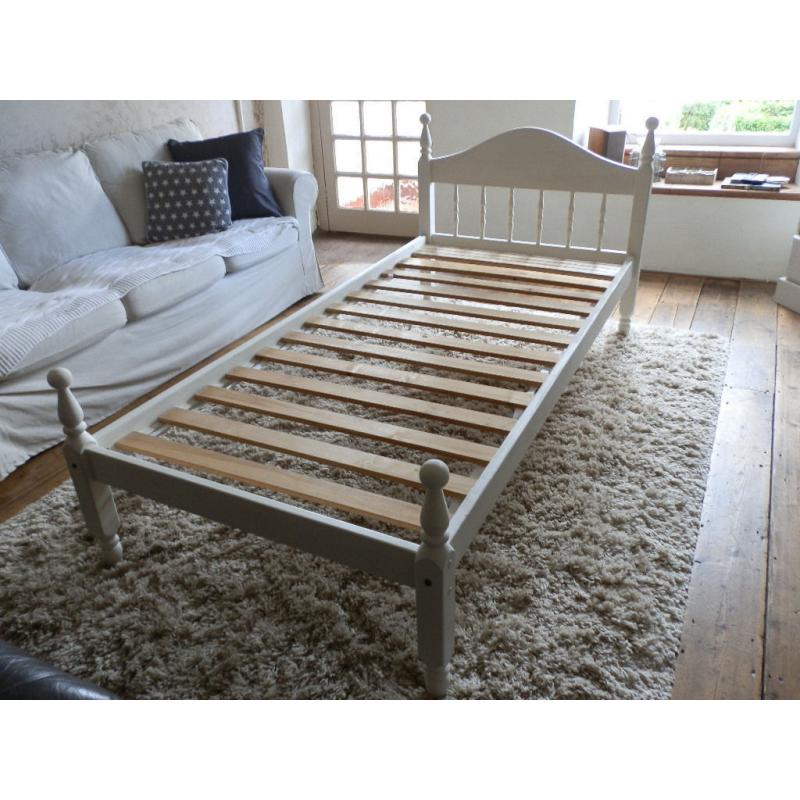 Pretty White Single Pine Bed