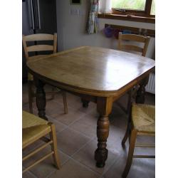 oak draw-leaf table, extends from 110 to 170cm. lovely legs! Very solid, top removes for transport