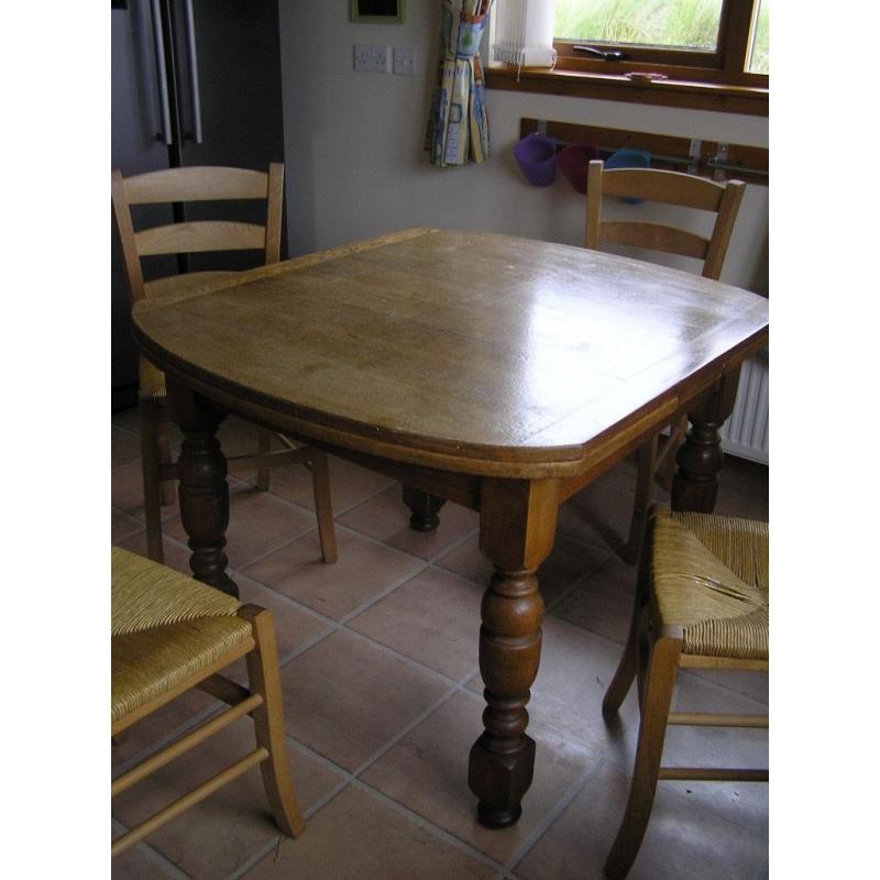 oak draw-leaf table, extends from 110 to 170cm. lovely legs! Very solid, top removes for transport