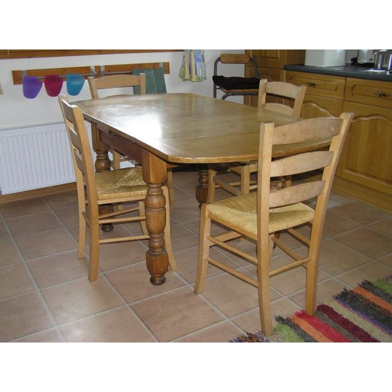 oak draw-leaf table, extends from 110 to 170cm. lovely legs! Very solid, top removes for transport