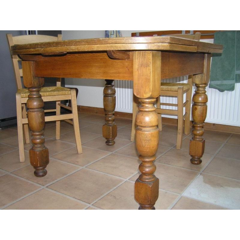 oak draw-leaf table, extends from 110 to 170cm. lovely legs! Very solid, top removes for transport