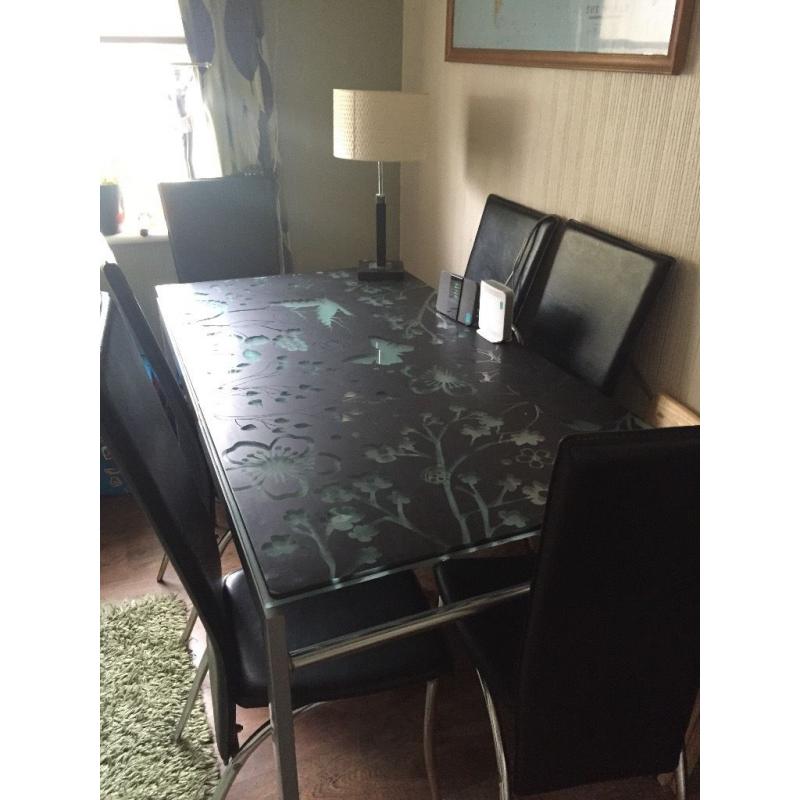 Lovely dining room table and 6 chairs