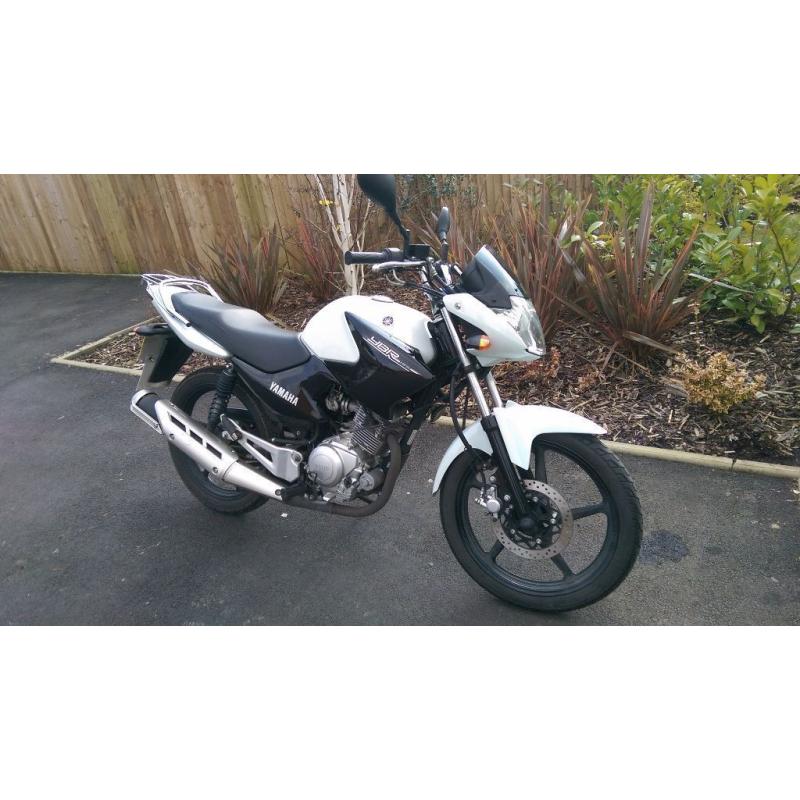 2015 Yamaha YBR 125 motorbike White/Black motorcycle