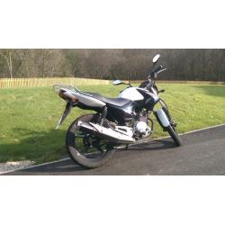 2015 Yamaha YBR 125 motorbike White/Black motorcycle