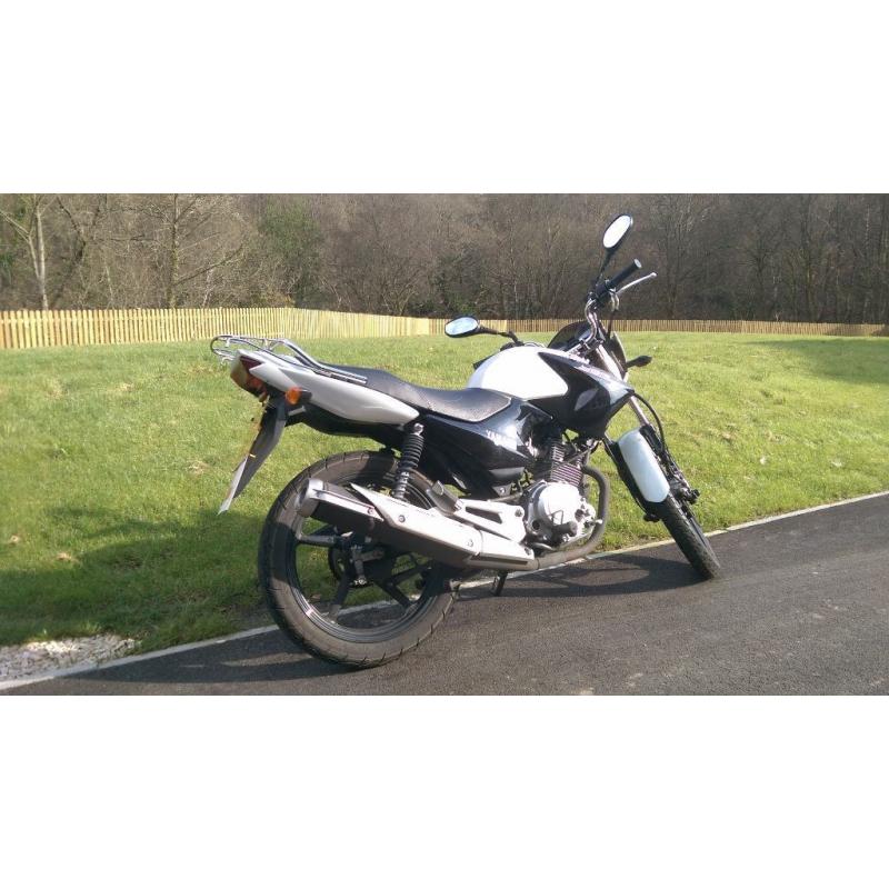 2015 Yamaha YBR 125 motorbike White/Black motorcycle