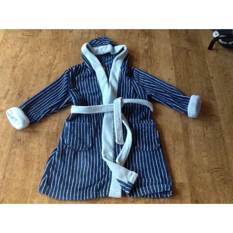 A MINI MODE BOYS BLUE STRIPY HOODE DRESSING GOWN AGE 5-6 YEARS.