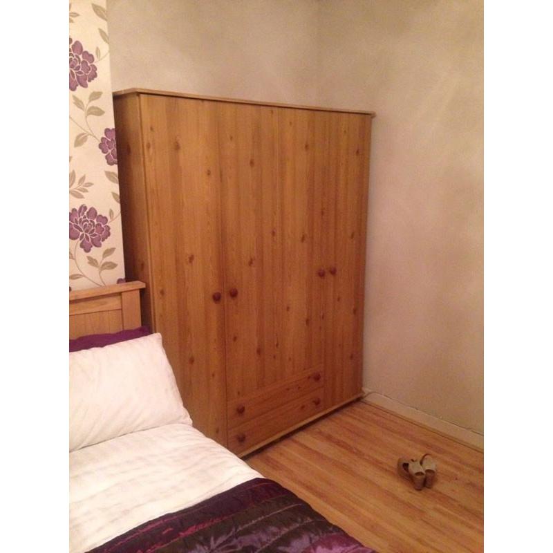 4 door wardrobe in excellent condition (dark beech /walnut )