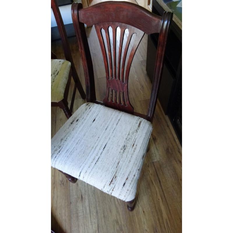 Extendable dining table and four chairs